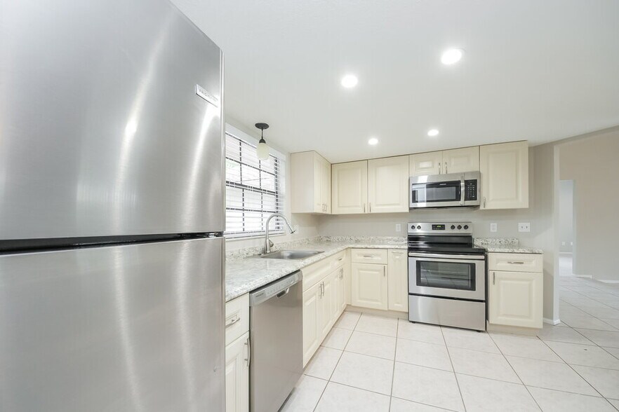 Building Photo - 1000 Dinero Dr