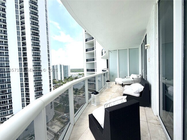 Building Photo - 16001 Collins Ave