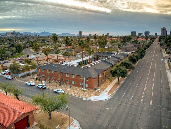 Building Photo - 1333 E Thomas Rd