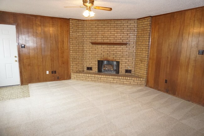 Building Photo - Duplex Located Just Off S. Loop Conveniently Located Near Many Restaurants, Shopping Mall / Outle...