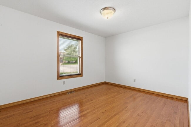 Building Photo - 3 Bedroom | 2 Bathroom | 2 Car Garage| Ozark MO | Fireplace | Separate Green House/Office | Fence...