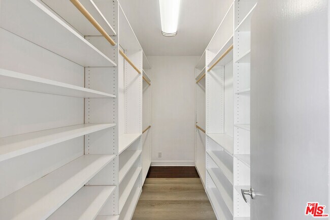Building Photo - 214 N Crescent Dr