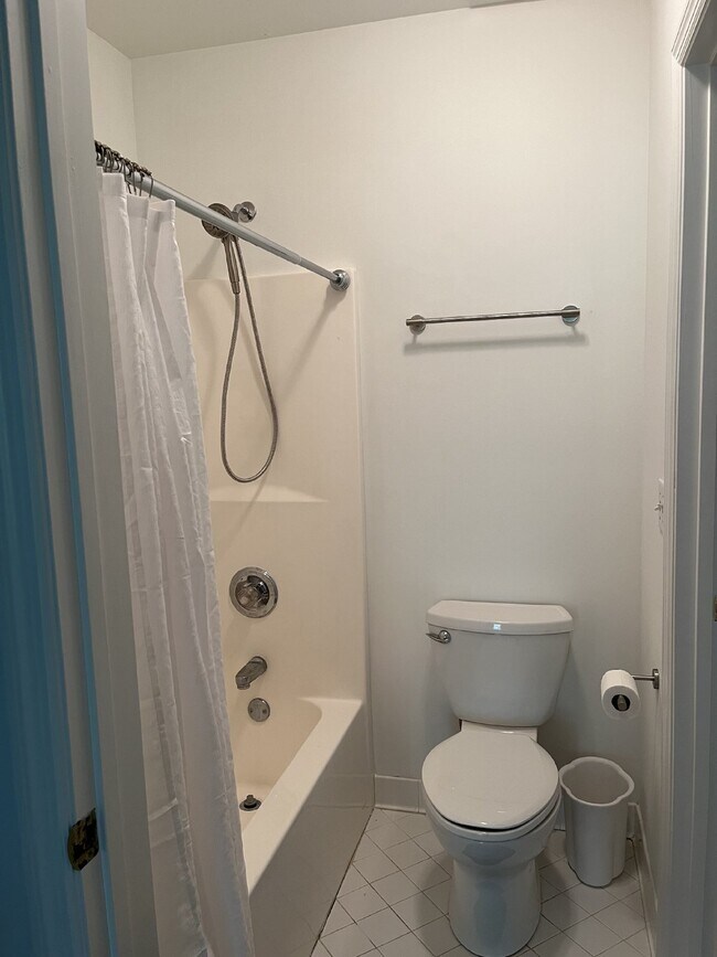 Building Photo - 1622 Brentwood Pointe