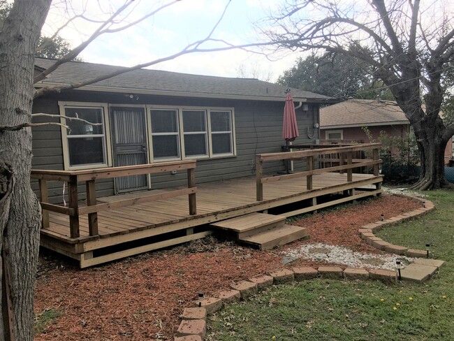 Building Photo - Cute 2/1 with large patio