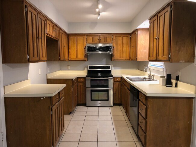 Building Photo - 5915 Cedar Ridge Dr