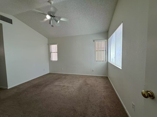 Building Photo - ozy 2-story single-family hom