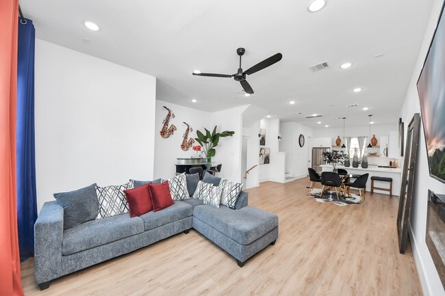 Building Photo - 4806 Cochran St