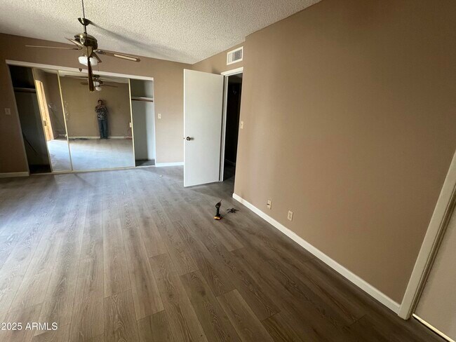 Building Photo - 543 W Pampa Ave
