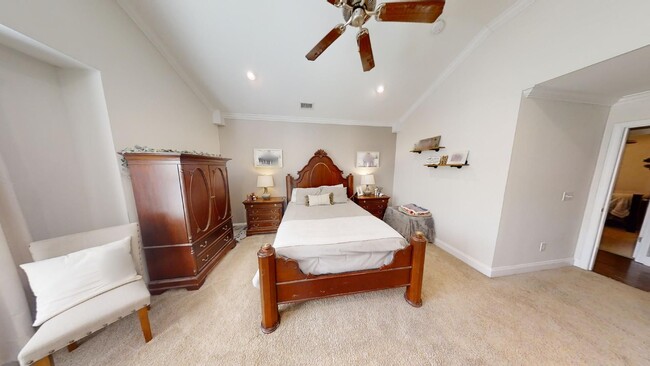 Building Photo - Precious and well kept home in Lundy West