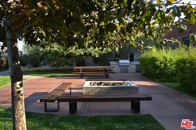 Building Photo - 712 S Santa Fe Ave