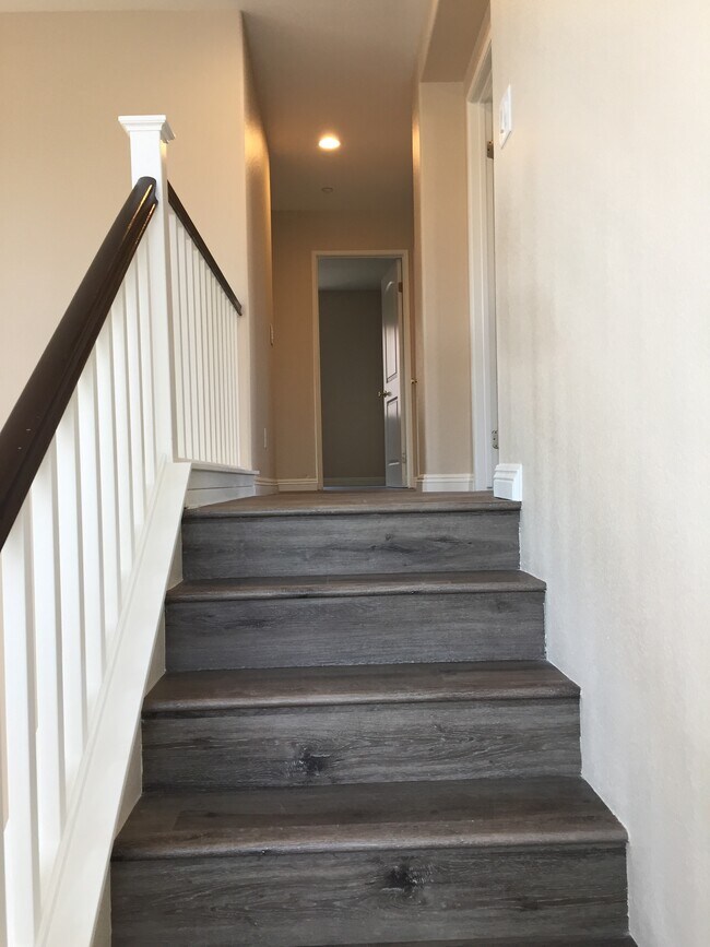 stairs to 2nd floor - 504 Robins Pl