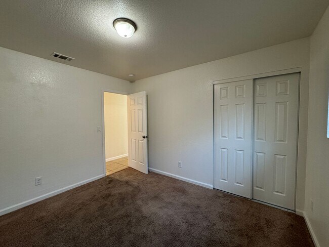 Building Photo - 3 Bed, 2 Bath Duplex in Quail Lakes Aea