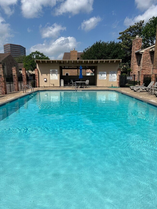 Building Photo - 2517 Bering Dr