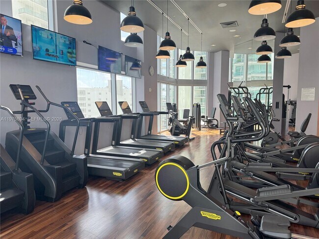 Building Photo - 1300 Brickell Bay Dr