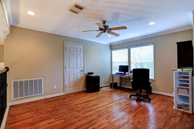 Building Photo - 1515 Hyde Park Blvd