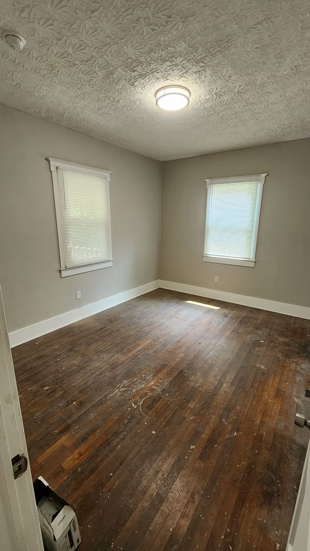 Building Photo - Cozy Home
