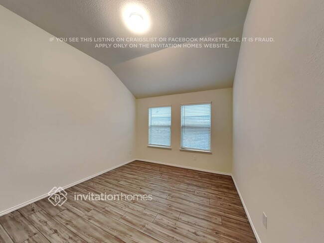 Building Photo - 1800 Alamandine Ave