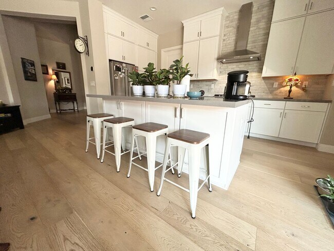 Building Photo - Luxury 55+ Executive Home- Fully Furnished