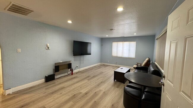 Building Photo - 4580 Sandmound Blvd