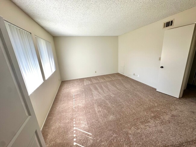 Building Photo - Spacious Woodbridge Condo -Townhouse model...