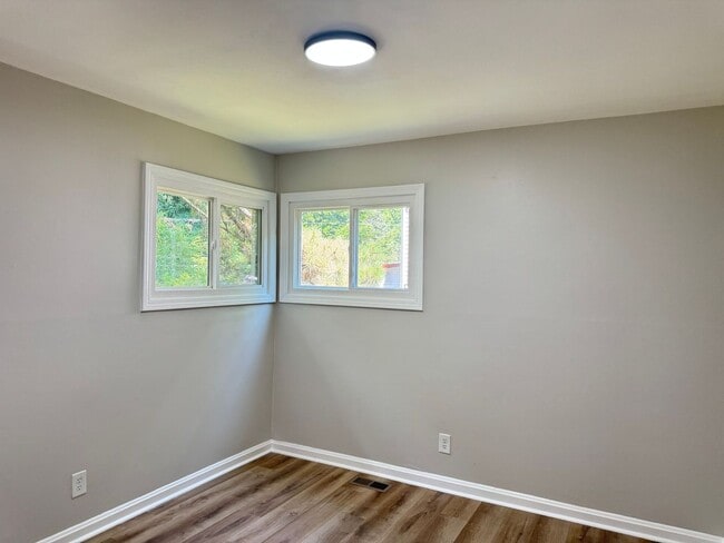 Building Photo - Great Home Conveniently Located! 3 Bed 1 B...
