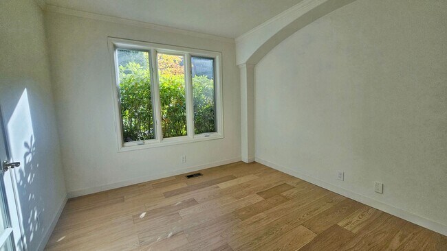 Building Photo - Beautiful 4 Bed 2.5 Bath  3190 sq ft Home in Lakemont, Bellevue