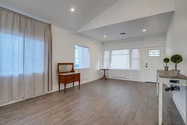 Building Photo - 356 W 15th St