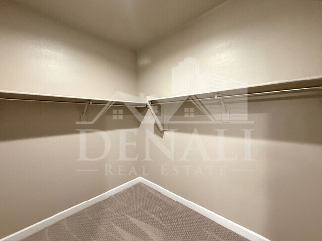 Building Photo - 1053 E Horro Rd