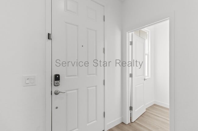 Building Photo - 3218 W Glendale Ave