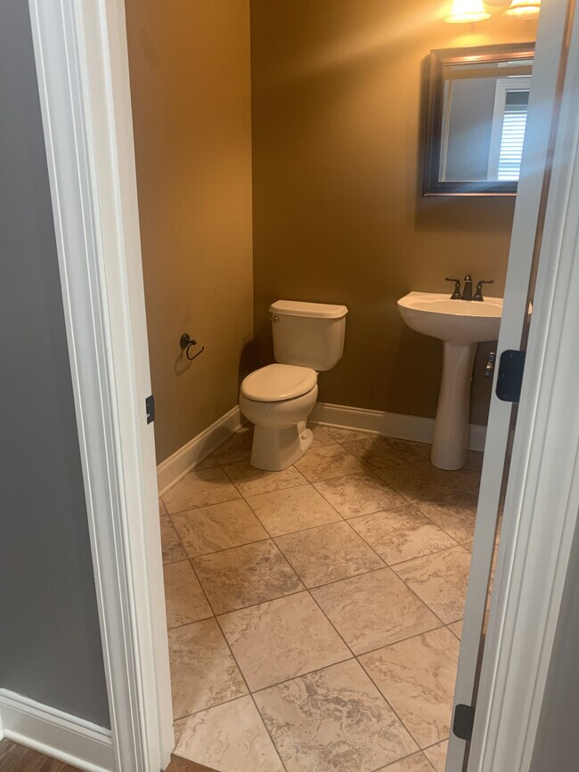 Building Photo - Seven Lakes Dr