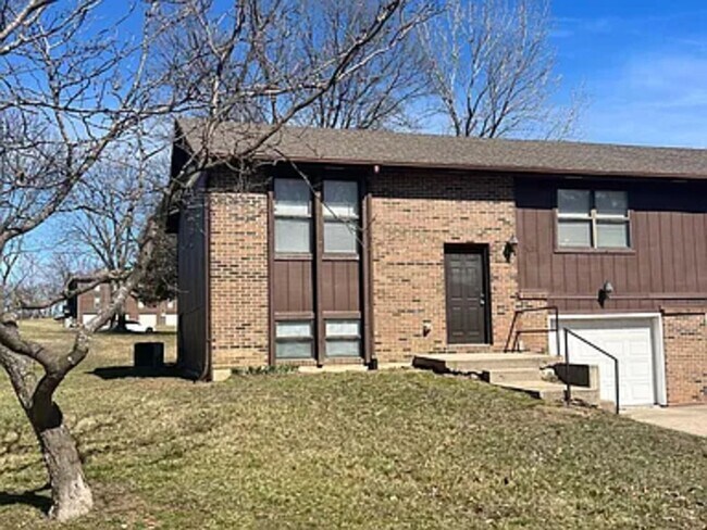 Building Photo - 431-431 Maple Grove Way