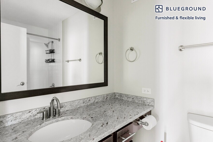 Building Photo - 77 W Huron St