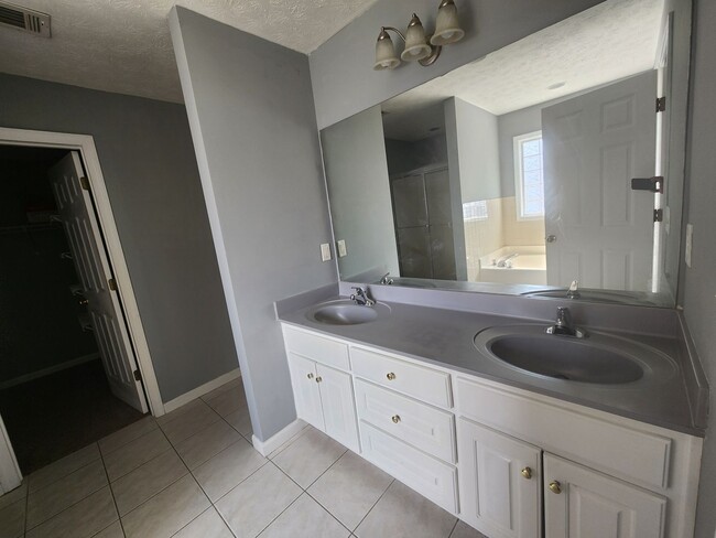 Building Photo - 3 Bedroom 2 Bathrooms 2 Car Garage - North...
