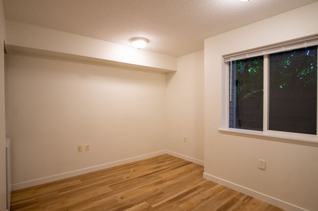 Building Photo - FREE RENT: Renovated St Johns-1Bdr w/Modern Appliances + Washer/Dryer!