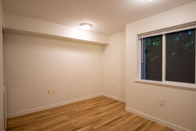 Building Photo - Renovated St Johns-1Bdr w/Modern Appliance...