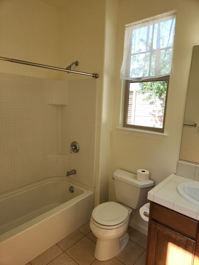 Building Photo - Lovely 3 bedrooms, 2 bathrooms located in ...