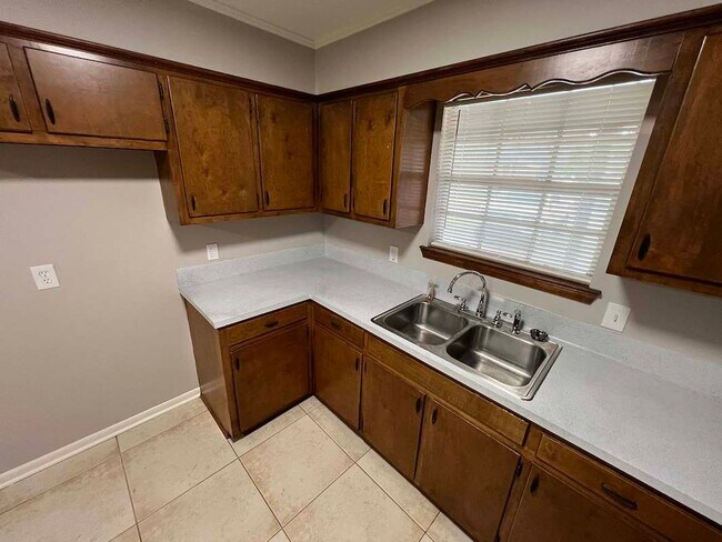 Building Photo - 1114 Willow Creek Dr