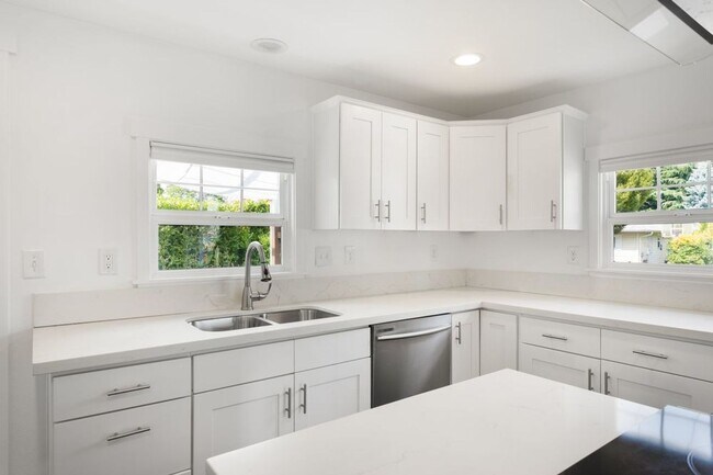 Building Photo - Charming Two Bedroom Haven in SE Portland!