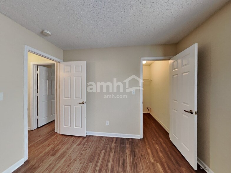 Building Photo - 888 Hollowood Ln