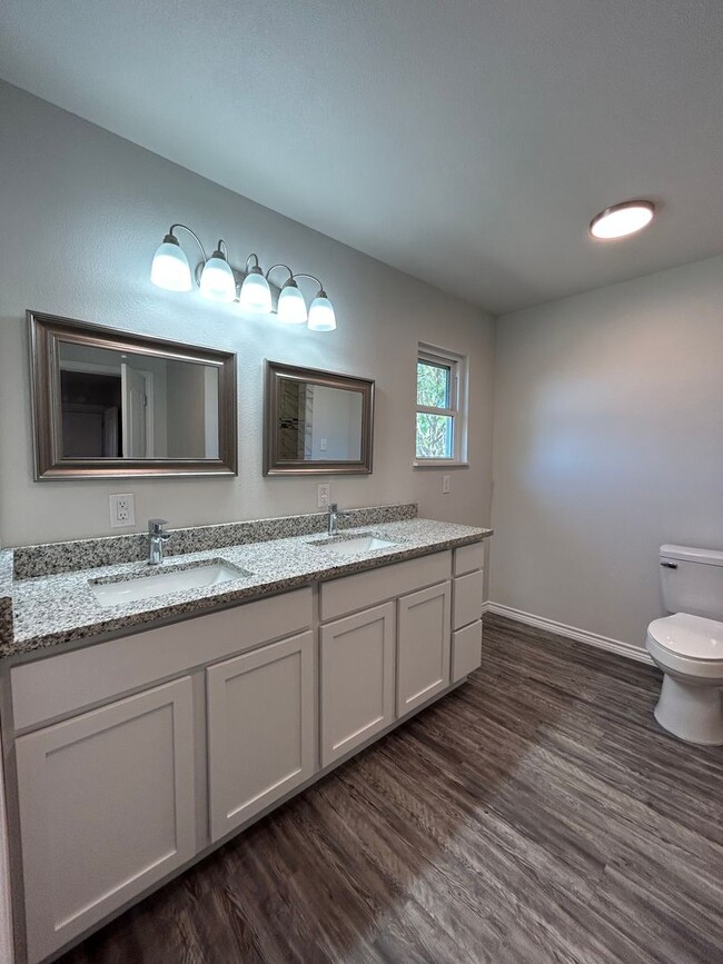 Building Photo - Beautiful Home on the Eastside!