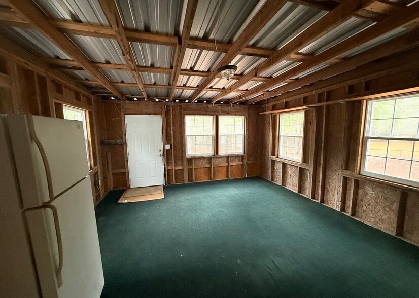 Building Photo - 3083 Lake Sue Dr