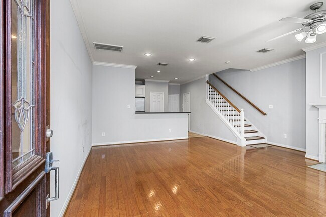 Building Photo - 707 W Heights Hollow Ln