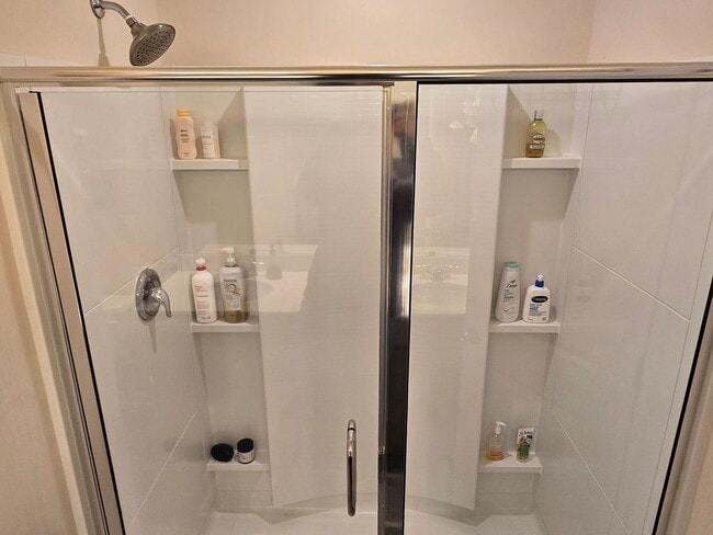 Building Photo - Spacious 3-Bed / 2.5-Bath Townhome near RTP! FREE TV & INTERNET! Reverse Osmosis Purification Sys...