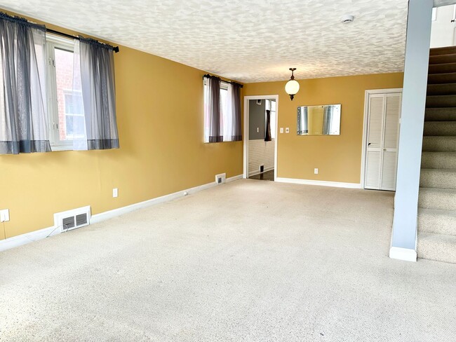 Building Photo - Charming 3-bedroom, 1.5-bathroom! Pets Wel...