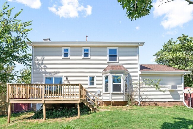 Building Photo - 830 Iris Ln