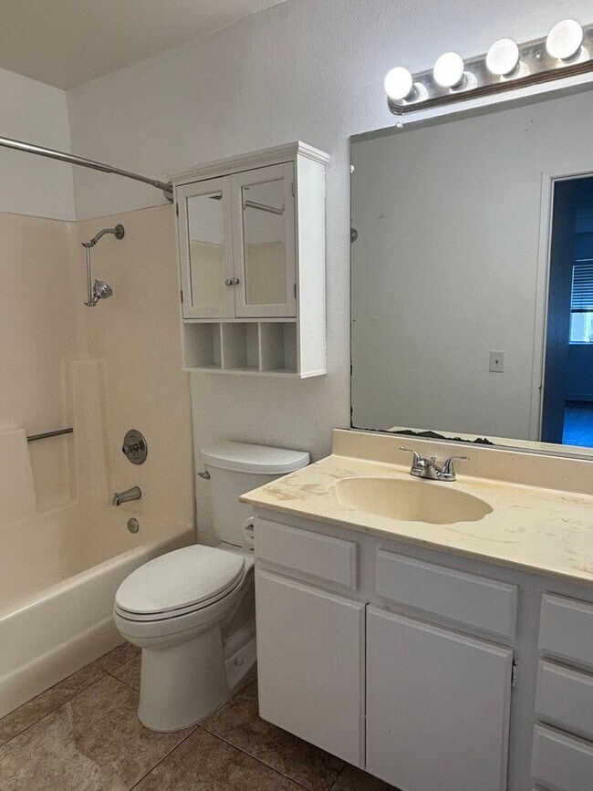 Building Photo - 2bd/2ba Upper Unit In Quail Ridge!!