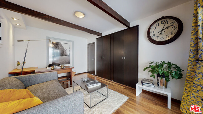 Building Photo - 8715 Sunset Plaza Pl