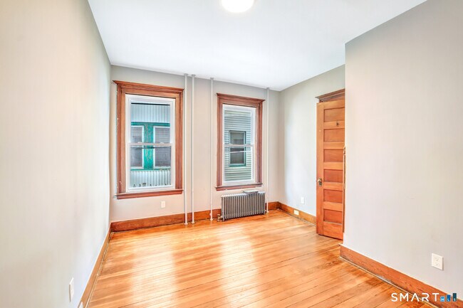 Building Photo - 114 Buckingham St