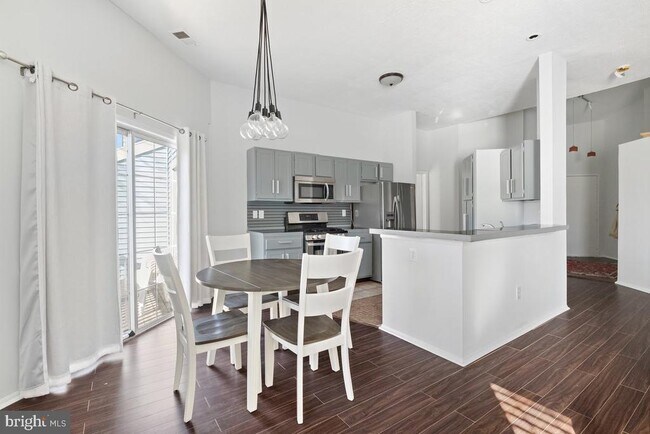 Building Photo - 5033 Beech Ct