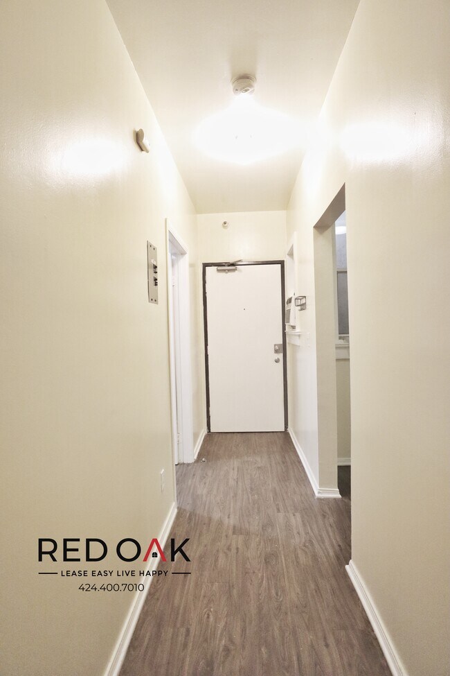 Building Photo - Completely Remodeled Top Floor Studio With...